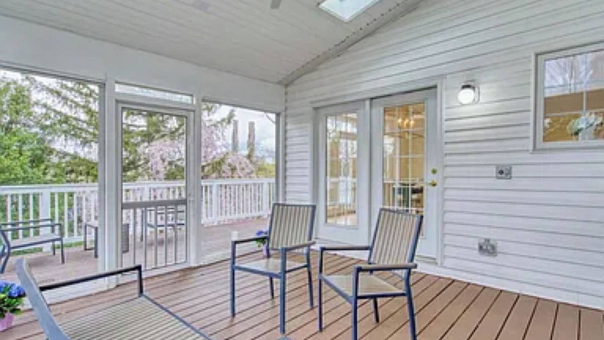 Addison Heights House | Spacious 8-bedroom house in lovely Arlington with WiFi, AC