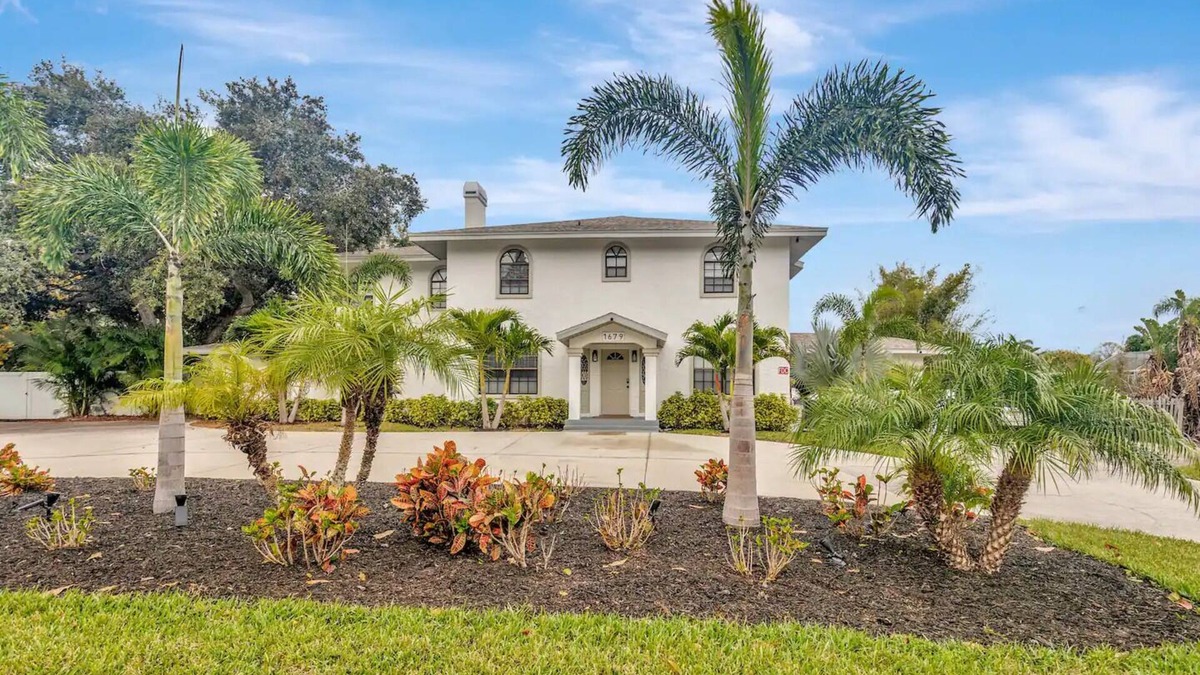 Palm Harbor House | Spacious 8-Bedroom Mansion Just 10 Minutes from Honeymoon Island Beach