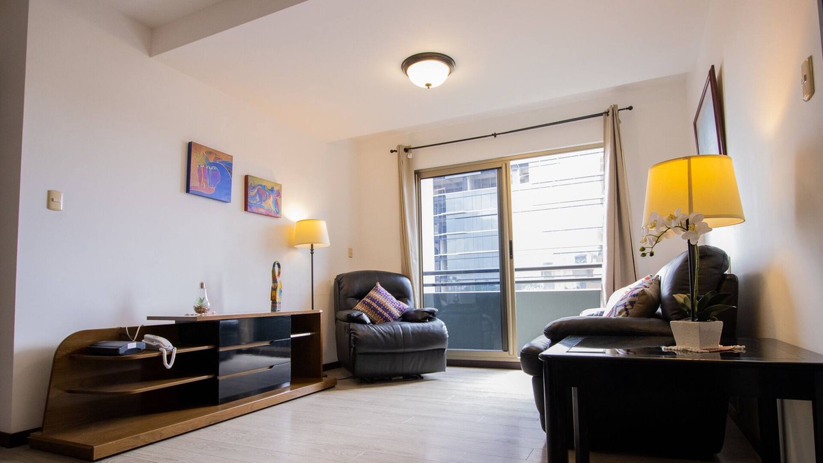 Zona 10 Apartment | Spacious Apt. For 6 people/ Parking/ 5 Min. From Airport.