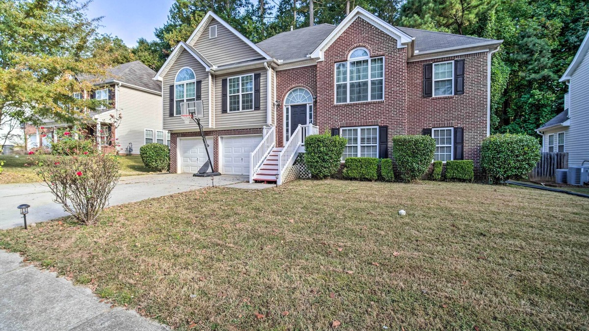Acworth House | Spacious Acworth Home w/Deck ~ 1 Mi to Lake