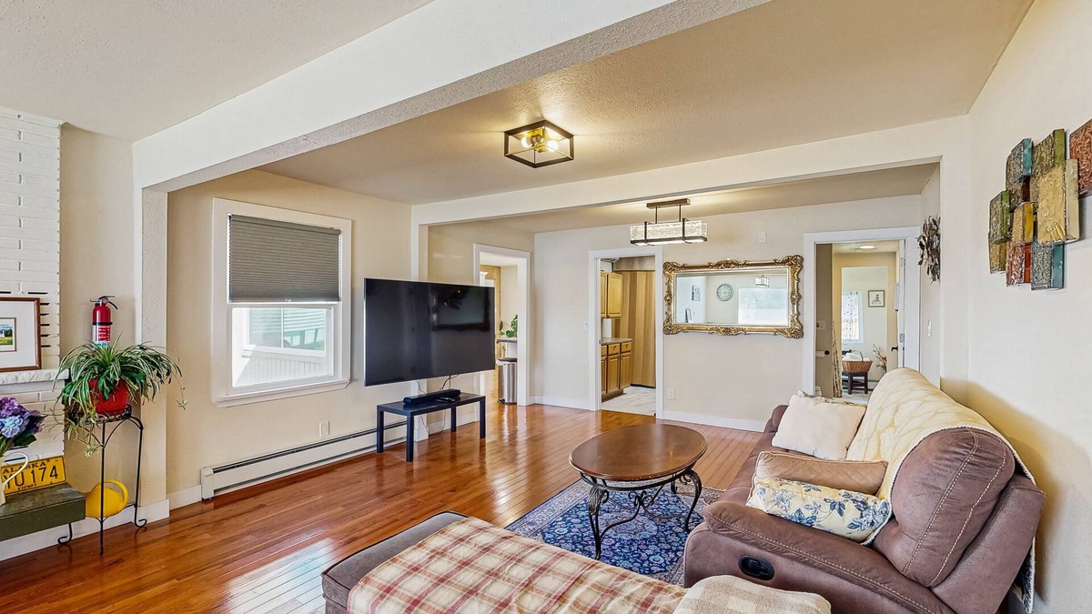 North Star House | Spacious Anchorage Retreat with Separate Studio – Ideal for Groups