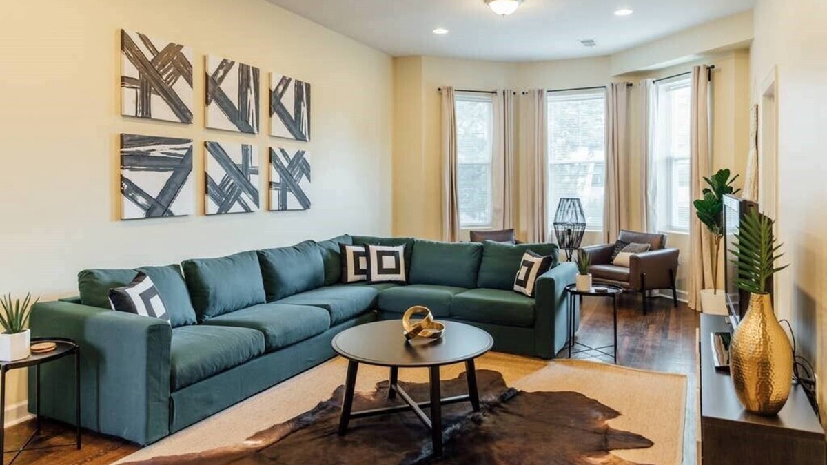 Uptown Apartment | ❤️ Spacious and Airy Apartment With Parking On Site!