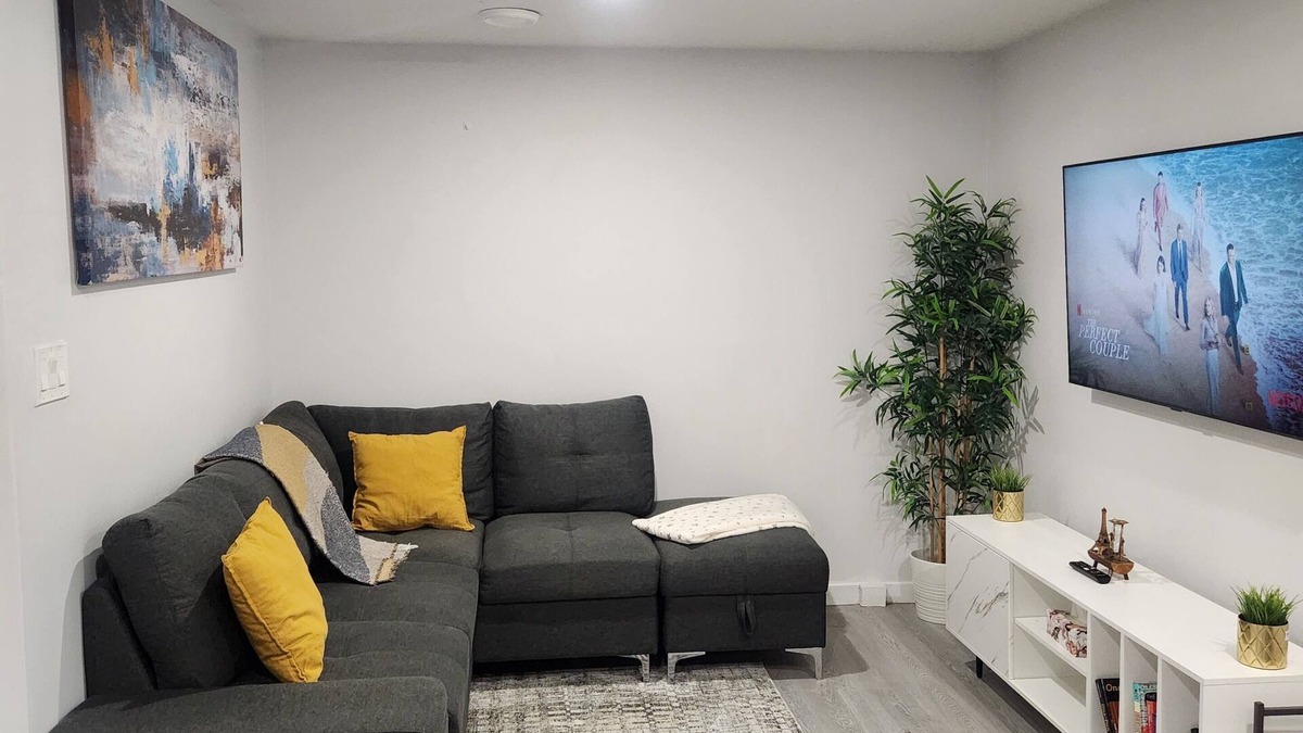 West Edmonton House | Spacious and Beautiful Guest Suite in West Edmonton Near WEM
