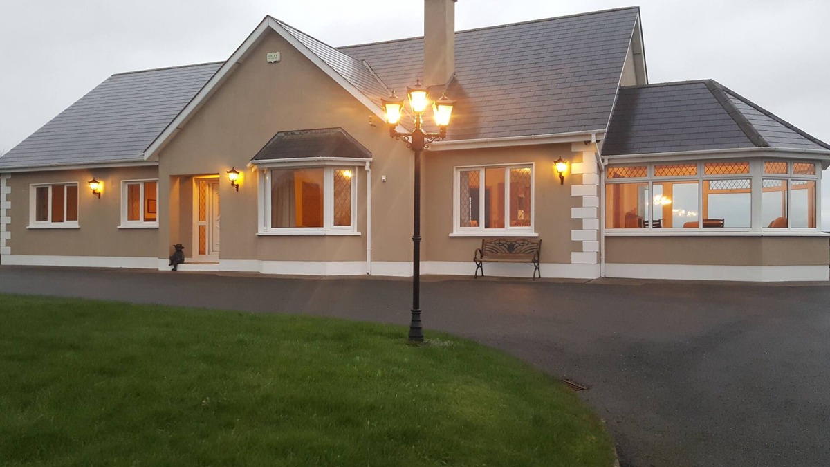 Rosslare Harbour House | Spacious and bright family friendly home, safe and secure in central location.