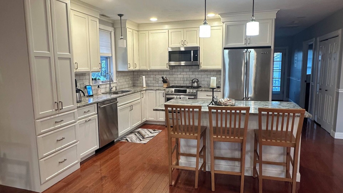 Salisbury House | Spacious and Charming 6-Bed Beach House in Salisbury