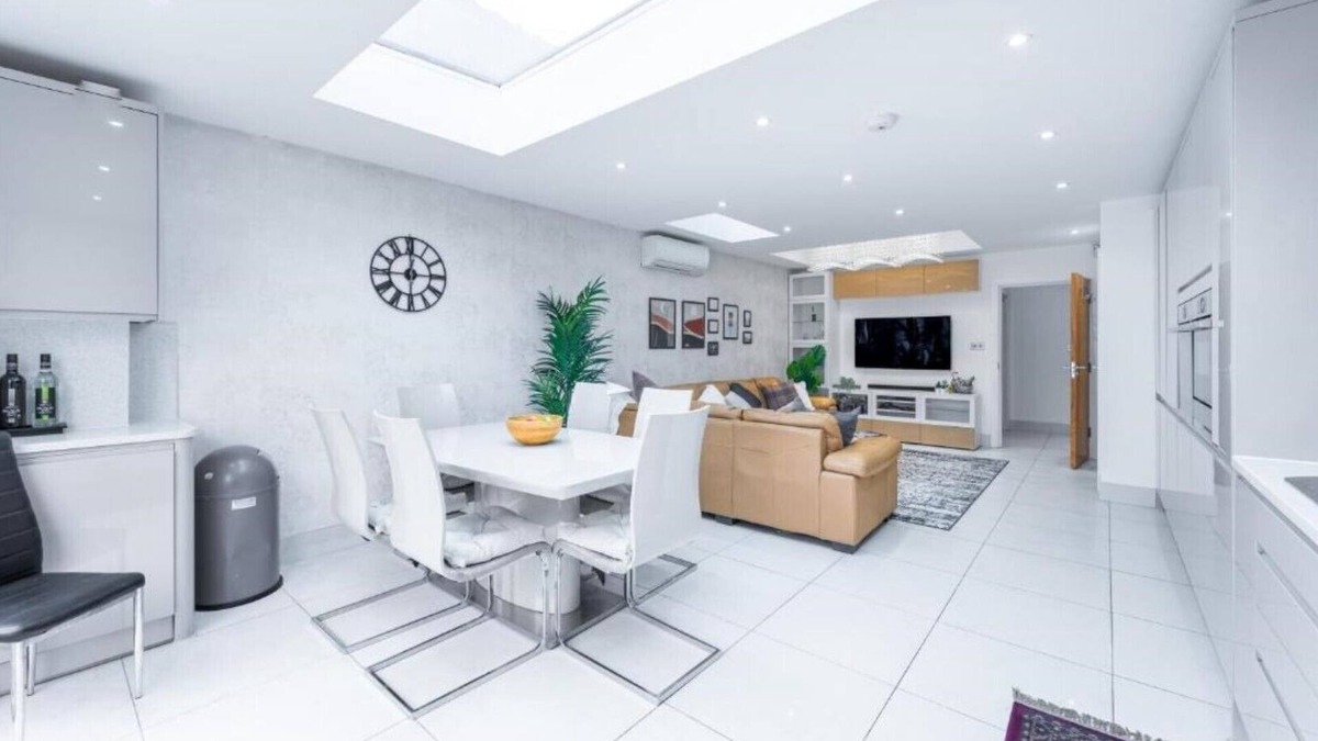 Loxford House | Spacious and comfortable 6BDR house