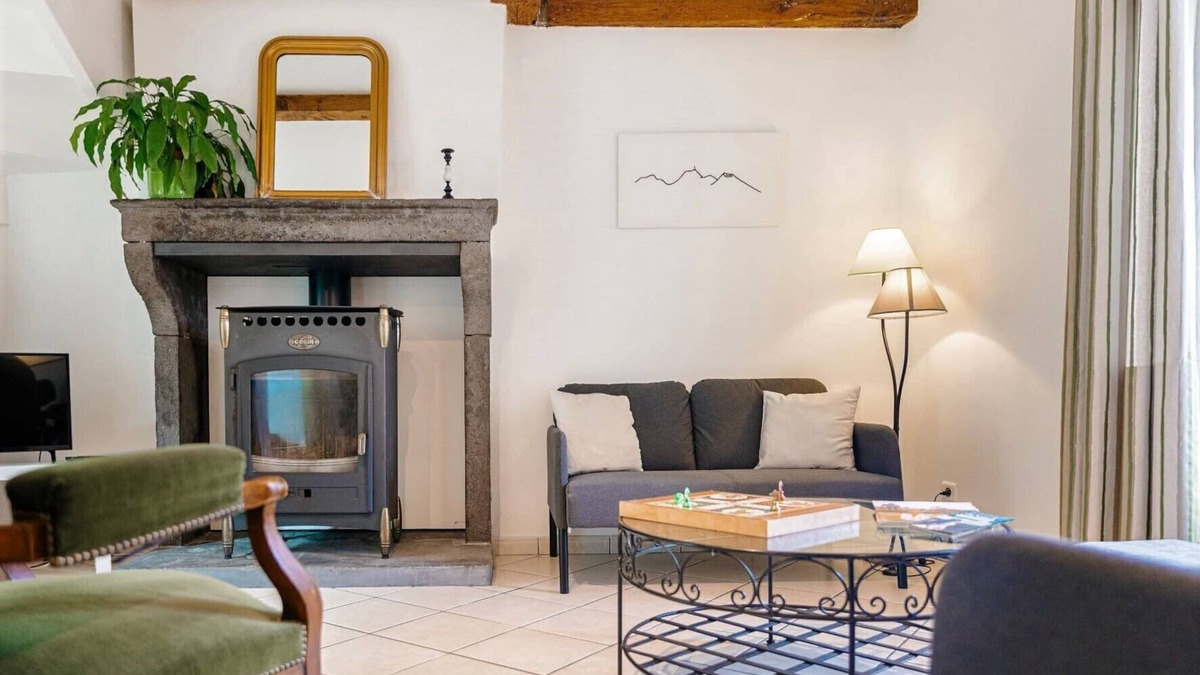 Le Crest House | Spacious and cosy house between Lakes, Volcanoes and Heritage!