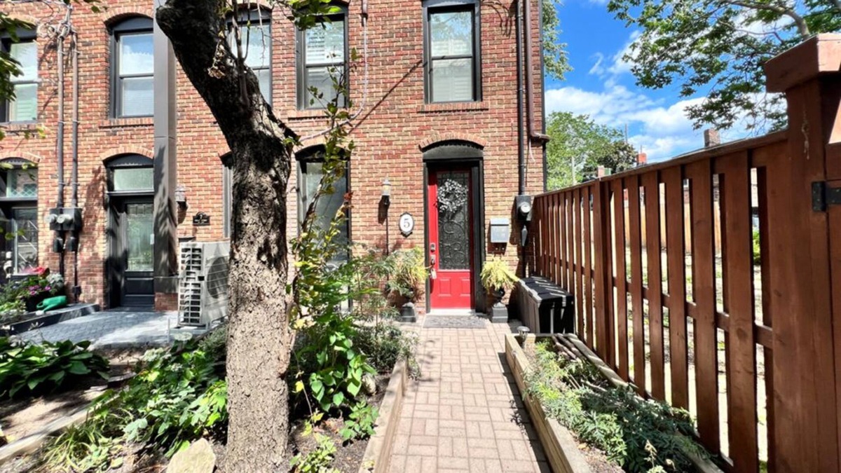 Riverside House | Spacious and Cozy 3-Bed, 2-Bath Residence in Toronto, ON