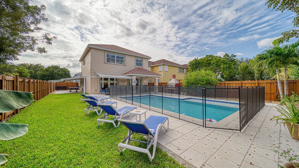 Ludlam House | Spacious and cozy 4-bedroom house with pool- Palmetto Eliptic Miami