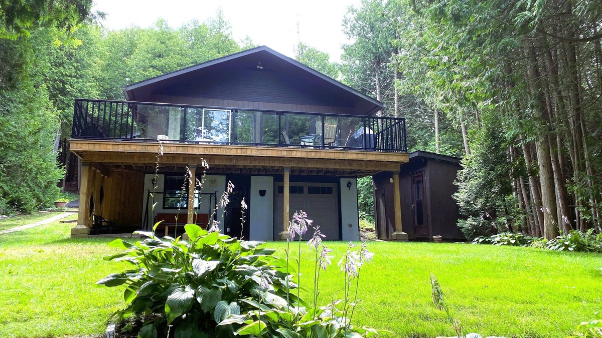 Wiarton Cottage | Spacious and cozy waterfront cottage in a quiet & friendly lakeside community.