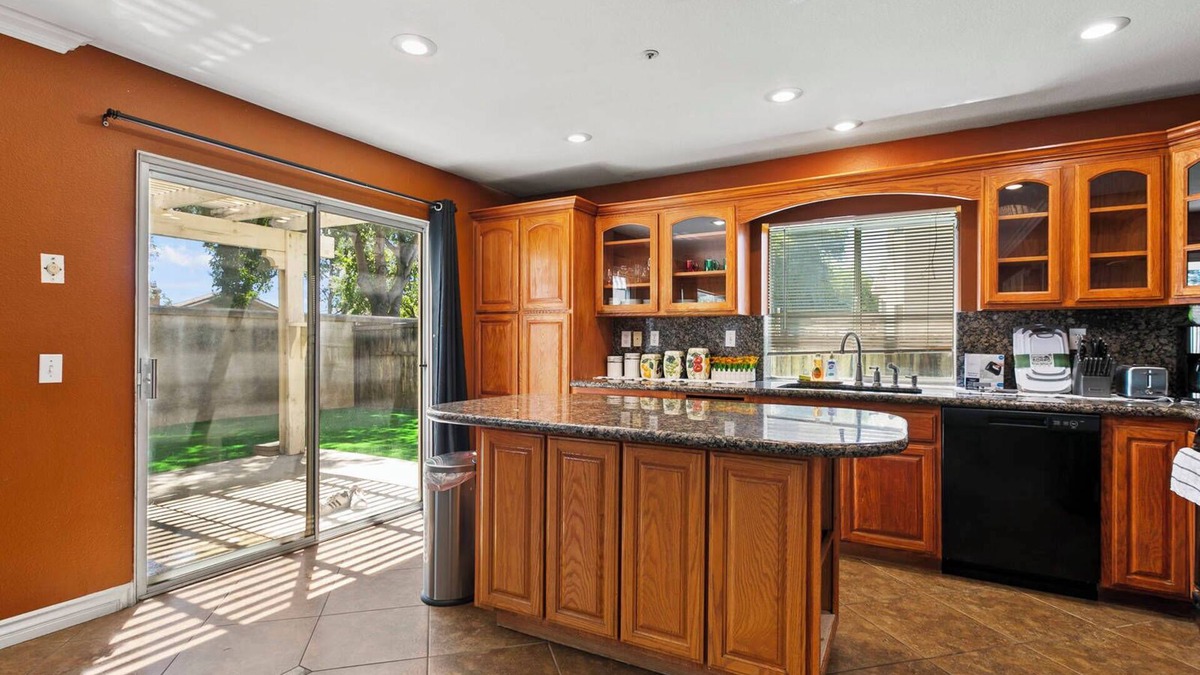Fontana House | Spacious and Elegant Home on Yorktown Ct