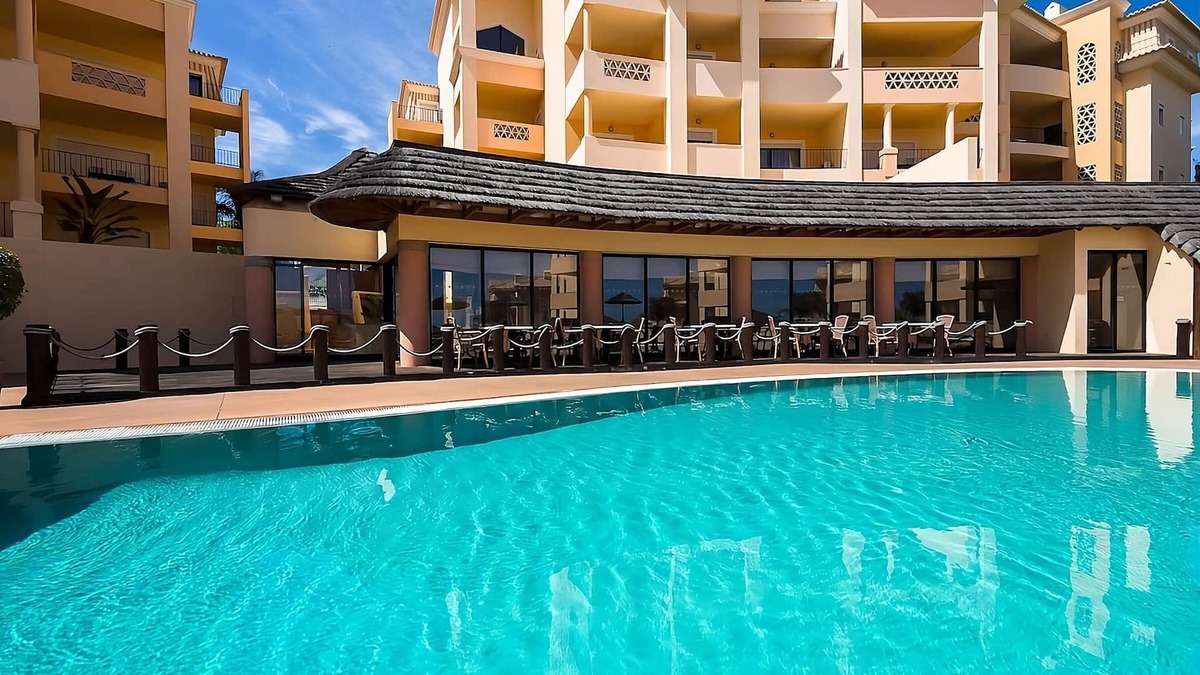 Praia da Luz Hotel | Spacious and Fully-furnished 3BR Apartment! Free Parking and 3 Swimming Pools!