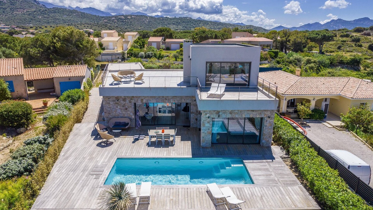 Marine de Saint Ambroggio Villa | SPACIOUS AND LUMINOUS CONTEMPORARY VILLA WITH SWIMMING POOL!