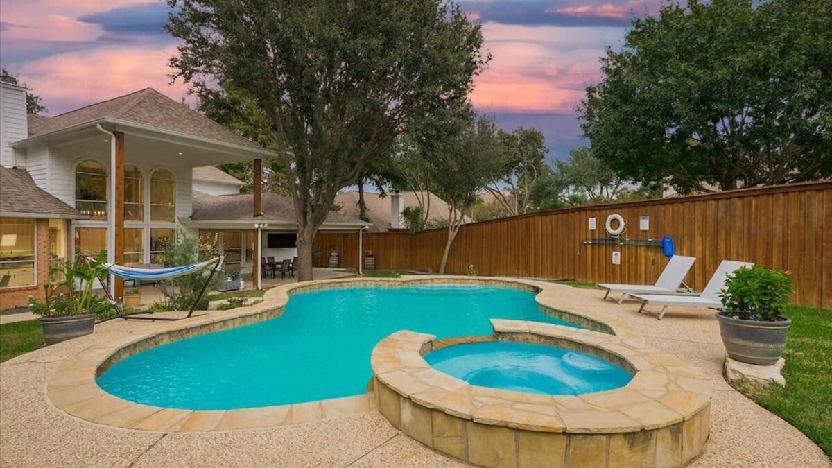Grand Prairie House | Spacious and Luxury Home w/Cinema Room and Pool