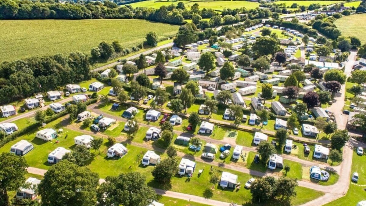 Axminster House | Spacious and luxurious 12-foot-wide caravan with one double and one twin.