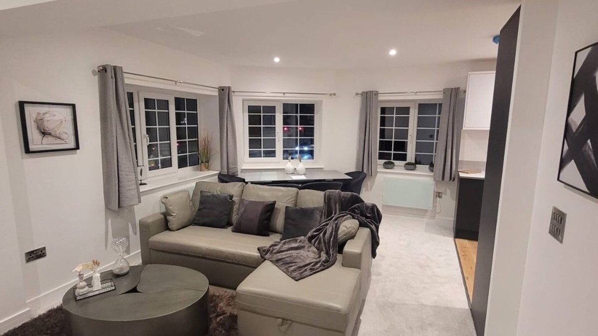 Wainscot Apartment | Spacious And Luxurious 1 Bed Flat Rochester Strood (Central Location)