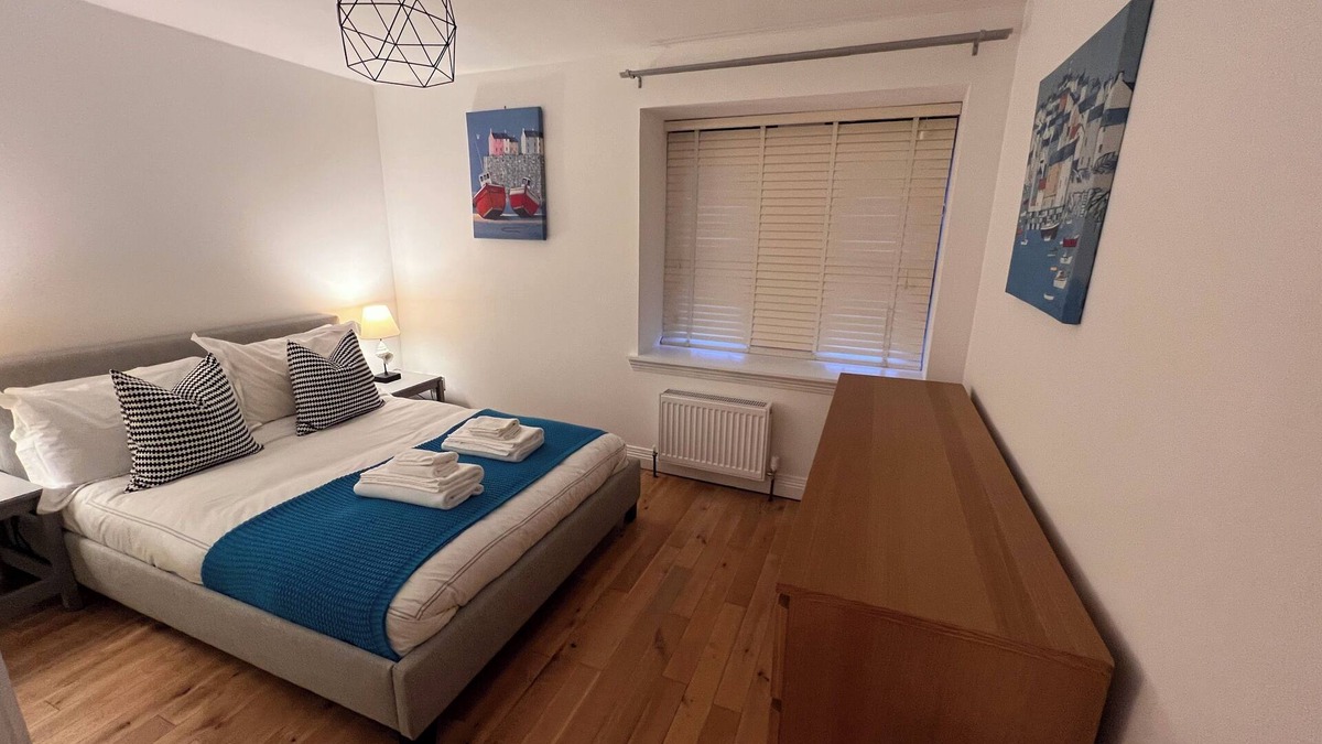 North West Apartment | Spacious and Modern 3 Bedroom 1 Bathroom Apartment Near Art School, City Centre