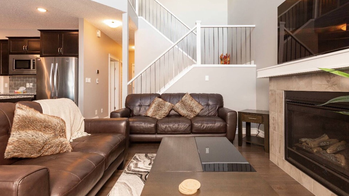 Southeast Edmonton House | Spacious and Modern Full house in SW Edmonton, close 2 Airport nd Calgary trail
