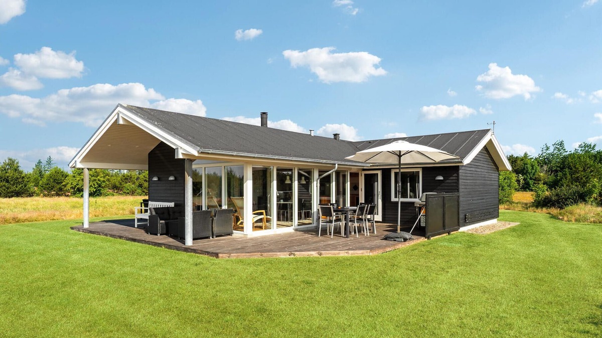 Nørklit House | Spacious and modern vacation home in a quiet location on a large plot between Jammer and Vigsø Bay.