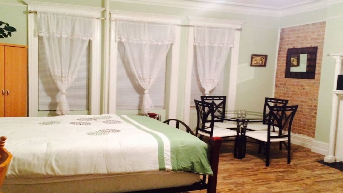 Harlem Hotel | SPACIOUS AND OPEN PROPERTY W/KITCHEN - 3 MINUTES TO SUBWAY