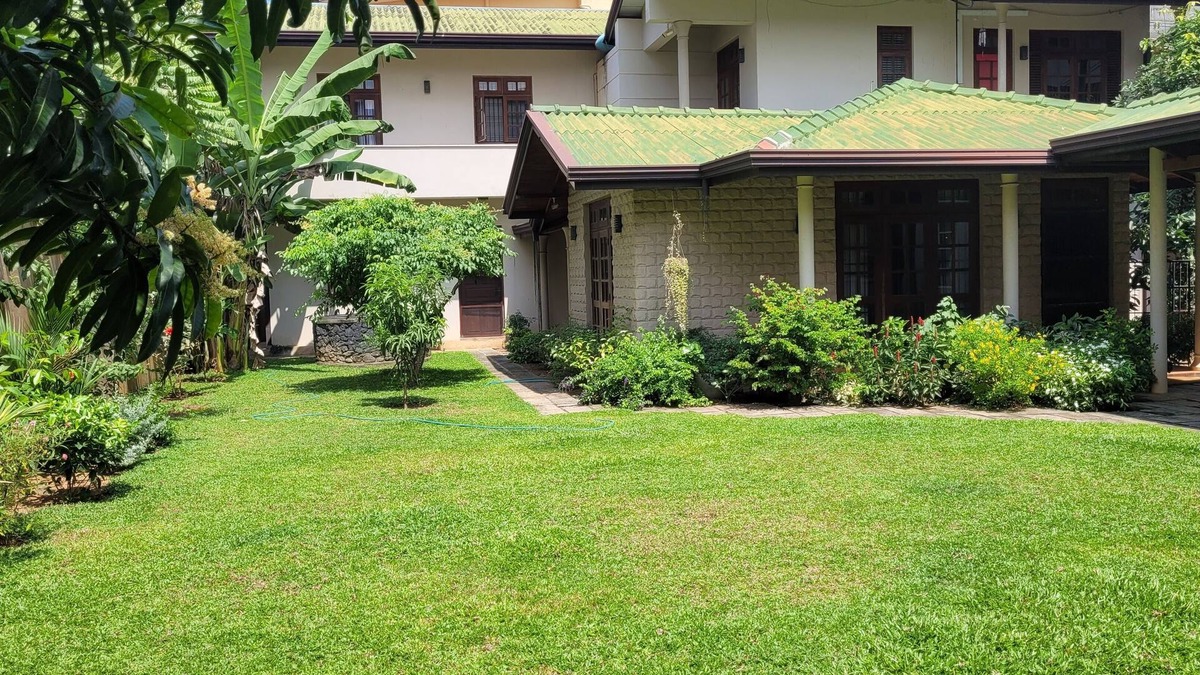 Wellawatte House | Spacious and Serene 5-bedroom Family Home with AC and WiFi in Colombo