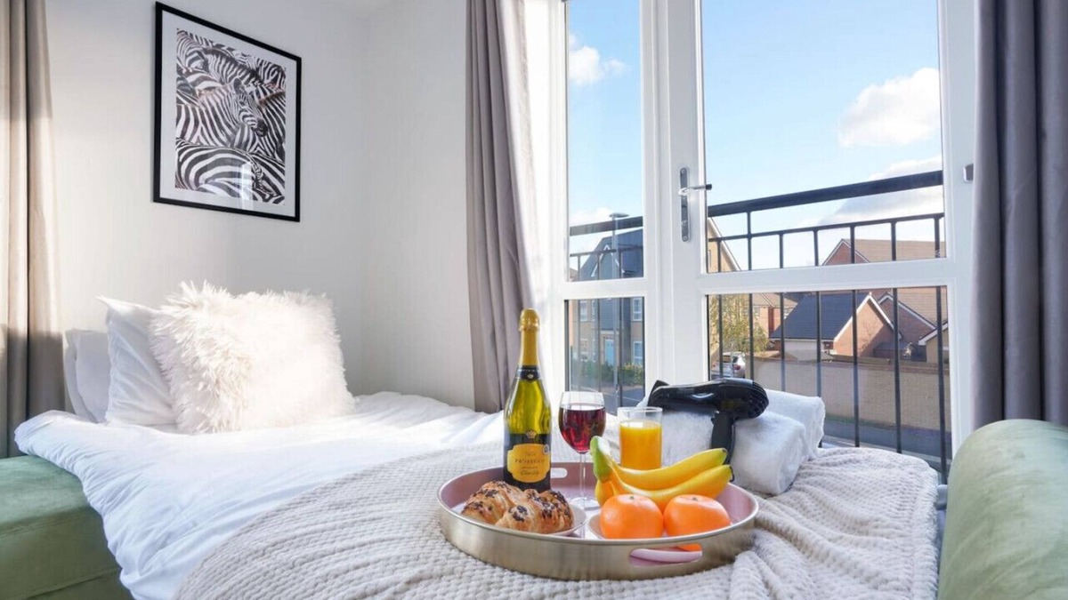 Milton Keynes House | Spacious and Stylish House - Sleeps up to 8 Guests