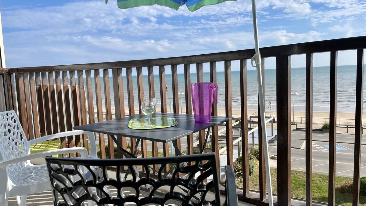 Saint-Jean-de-Monts Apartment | SPACIOUS APARTMENT WITH LARGE SEA-FACING BALCONY WIFI