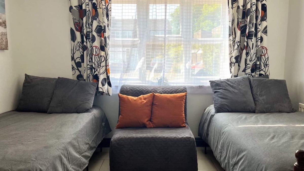 Crawley Apartment | Spacious Apartment - 12 Minutes from Gatwick