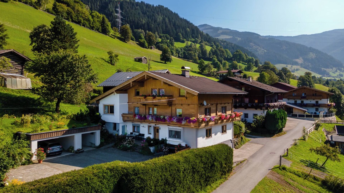 Zell am See Apartment | Spacious apartment with beautiful mountain views