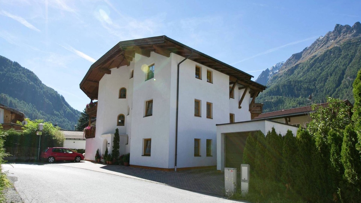 Unterlaengenfeld Apartment | Spacious Apartment in Längenfeld with Terrace