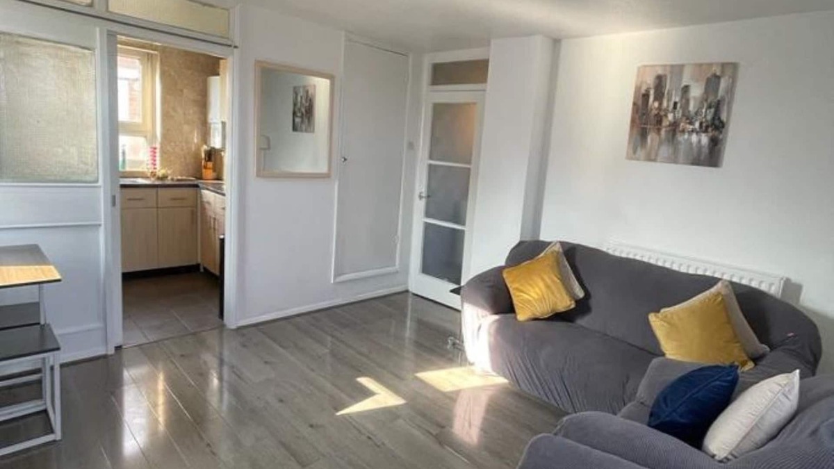 Loxford House | Spacious Apartment in London with Great Transport Links