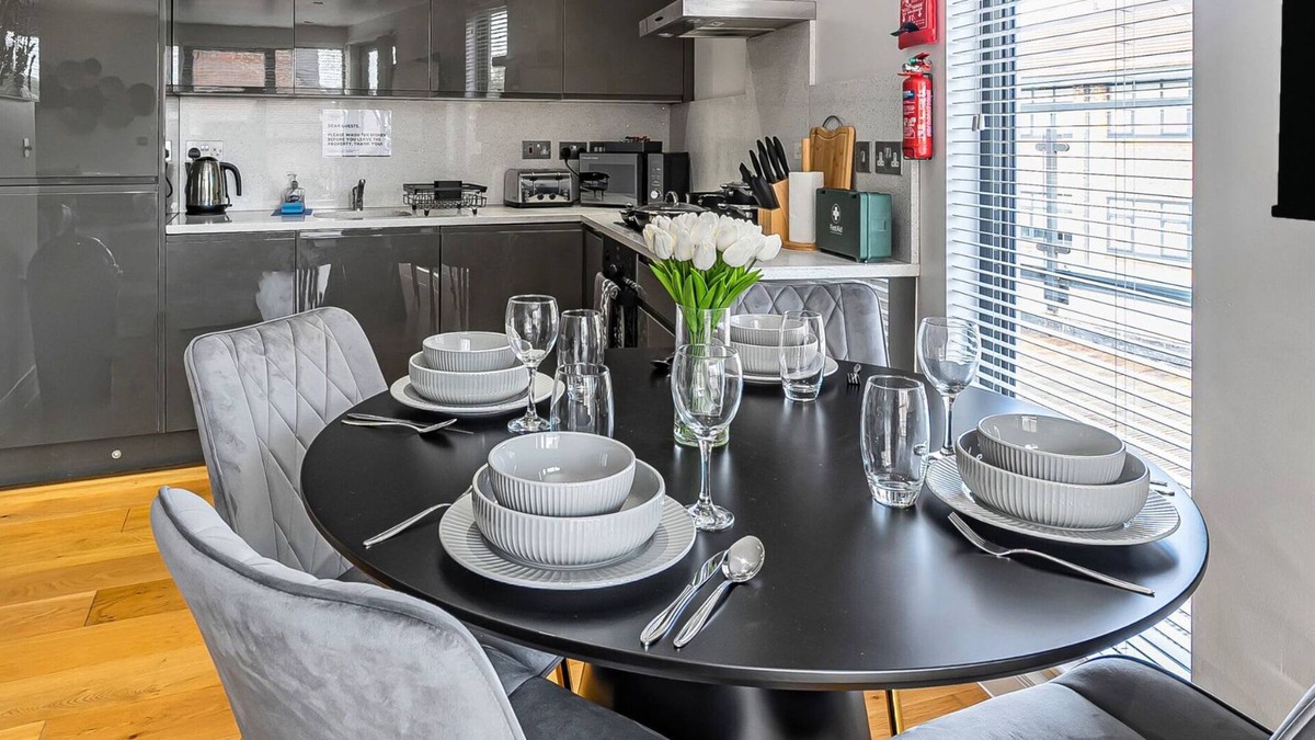 Camberley Apartment | Spacious Apartment, Pet-Friendly, Netflix, Parking