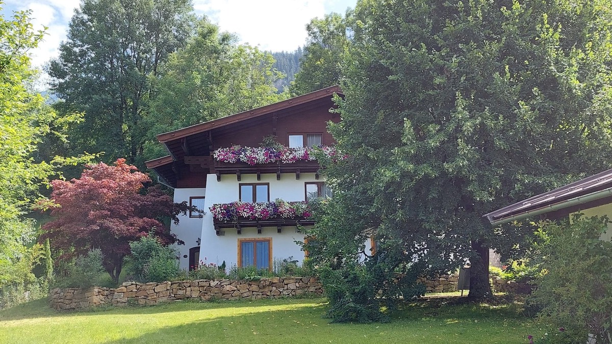 Saalfelden am Steinernen Meer Apartment | Spacious apartment to relax in quiet neighborhood
