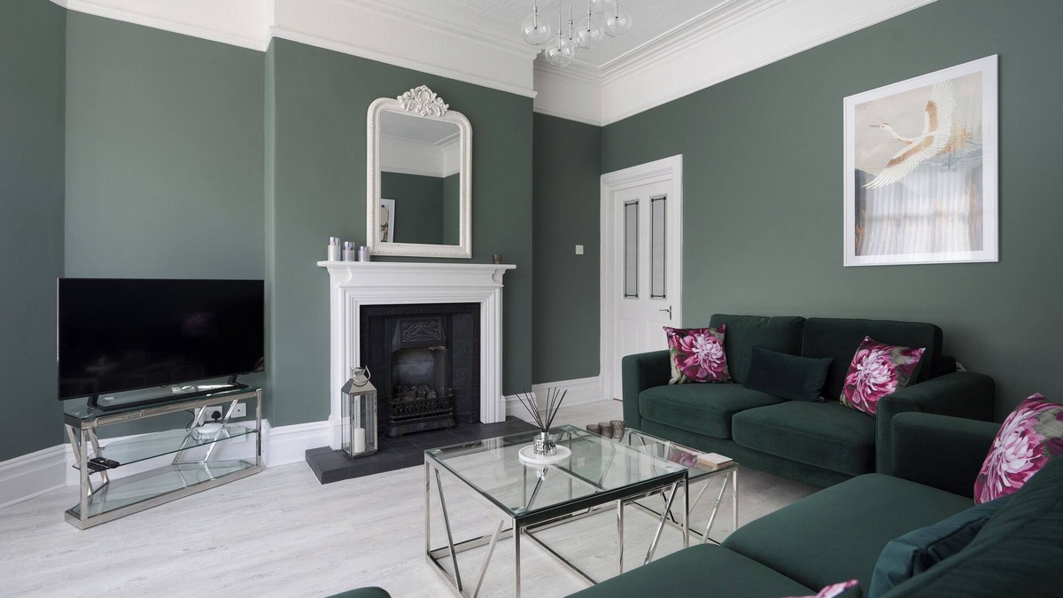 Harrogate Apartment | Spacious Apartment with Period Features in Centre of Harrogate with Free Parking