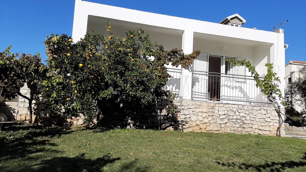 Podglavica Apartment | Spacious apartment w. balcony, big garden & grill