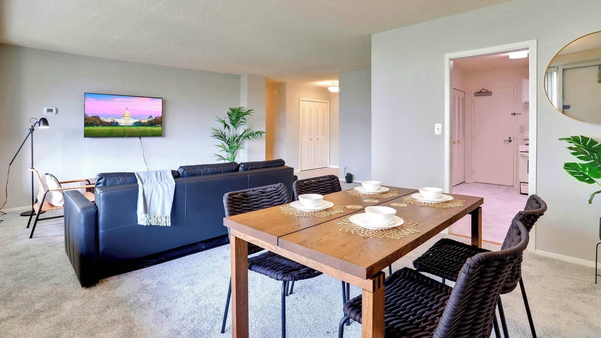 Crystal City Apartment | Spacious Apt– Walk to Metro & Near D.C.