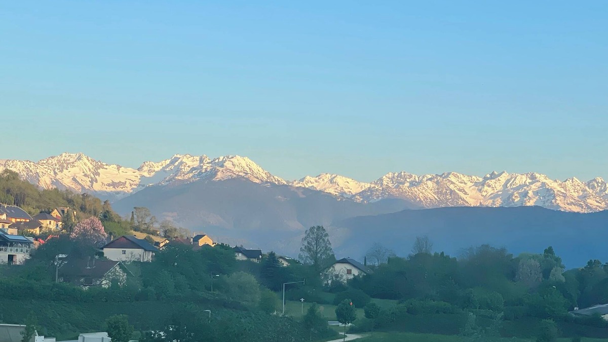 Saint-Jeoire-Prieure Apartment | Spacious, bright apartment with magnificent mountain views