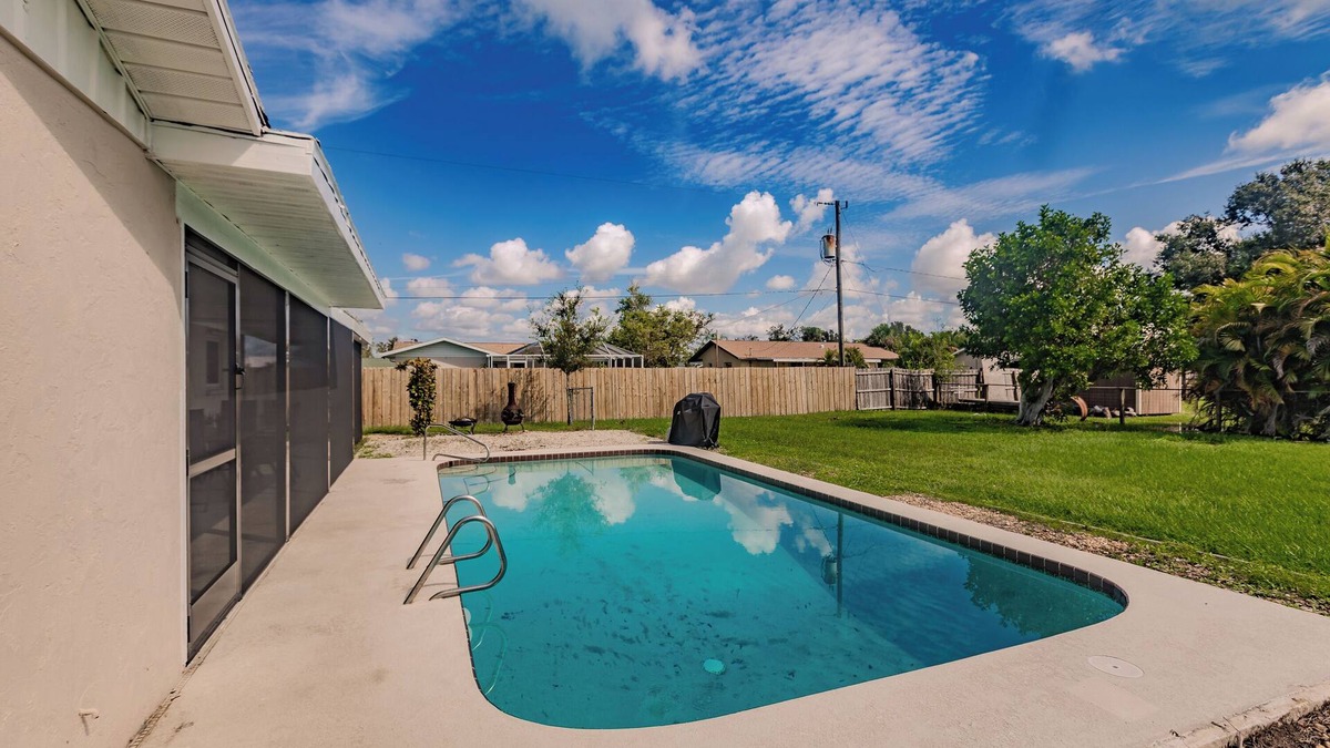 Englewood House | Spacious Backyard & Pool Retreat - 5 Mins to Beach