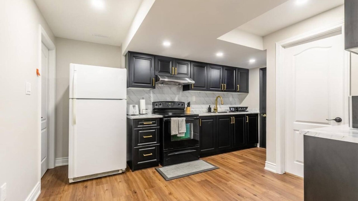 Central Erin Mills House | Spacious Basement in Mississauga