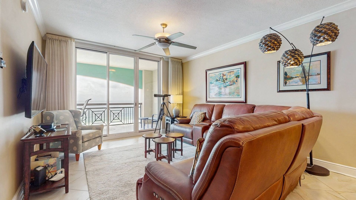 Fort Walton Beach Condo | Spacious beachfront condo with full kitchen, shared pool and beach access
