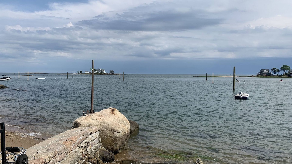 Branford House | Spacious Beach House Summer Island, Kayaks, Bikes, Sauna, Private Beach Access