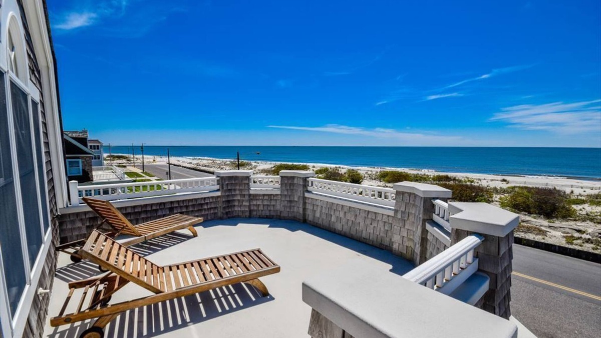 Admiral Estates House | Spacious Beachfront Unit w/Shared Pool