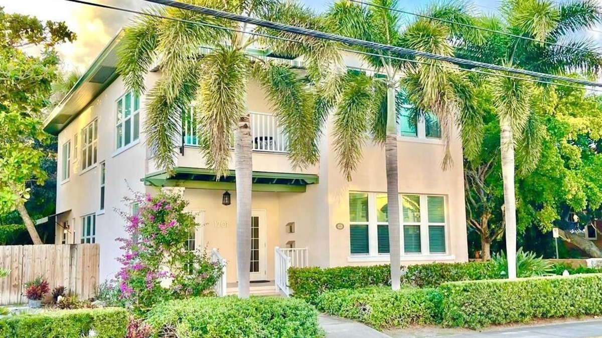 West Palm Beach Apartment | Spacious beautiful 2nd floor of historic home, walk/bike to downtown, Palm Beach