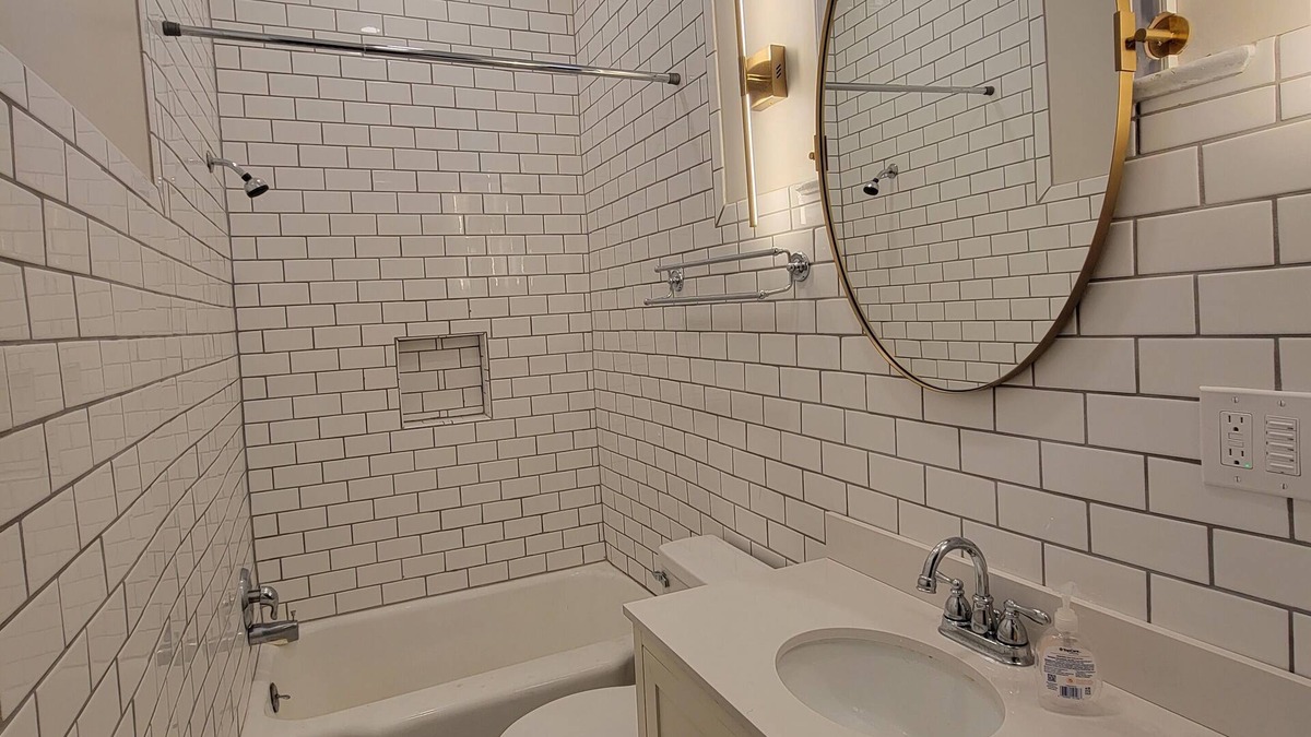 Benton Park House | Spacious Benton Park Apartment w/ large King Bedroom Suite & NEW LUXURY BATH!