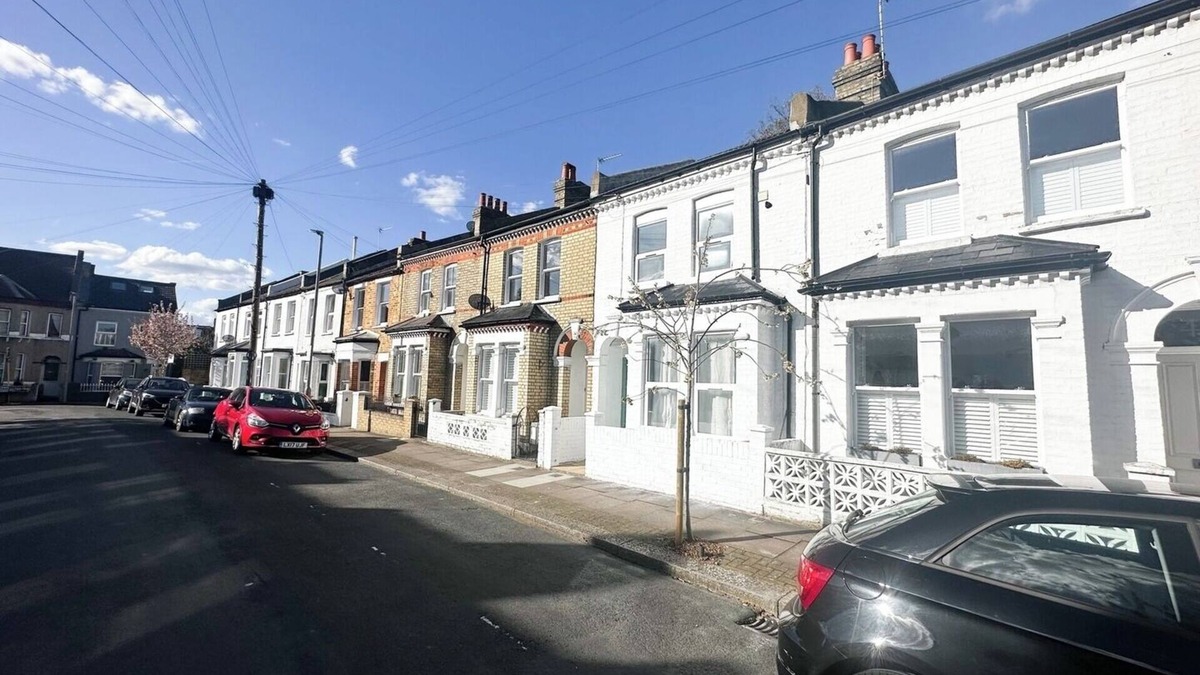 Tooting House | Spacious big house with a lovely patio, perfect for relaxing in Tooting