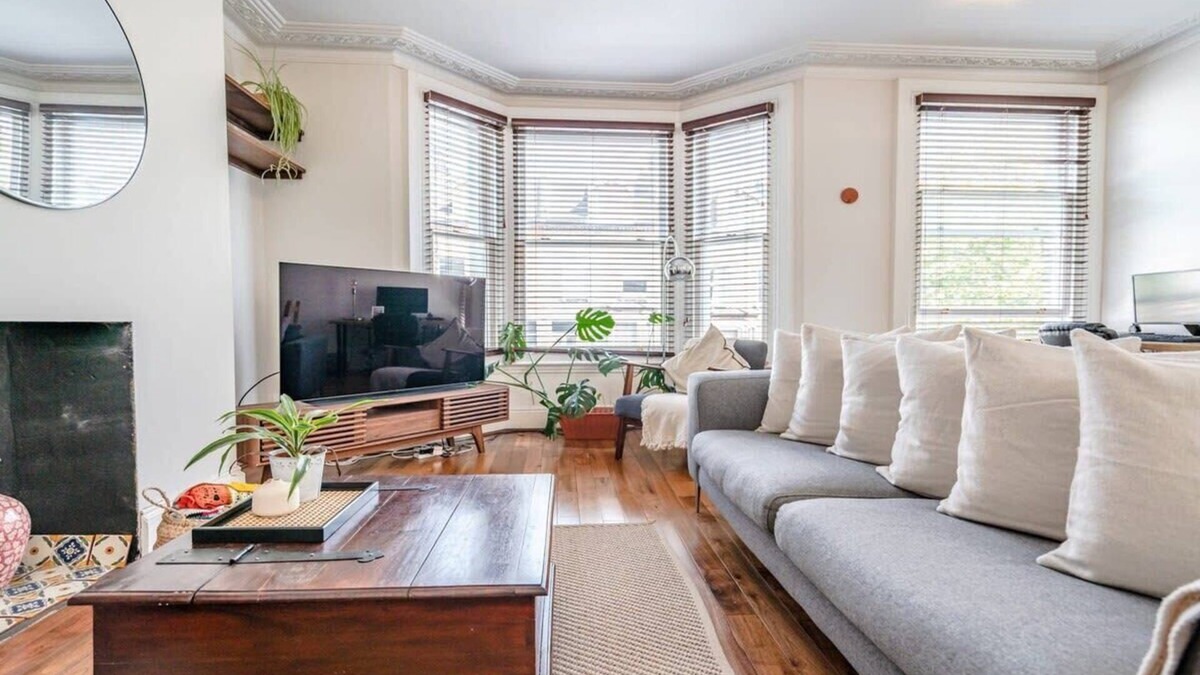 Kilburn Apartment | Spacious & Bright Hampstead Apartment with Balcony