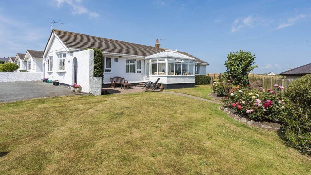 Rhosneigr House | - Spacious bungalow awarded 4* rating with visit Wales. Stunning views.