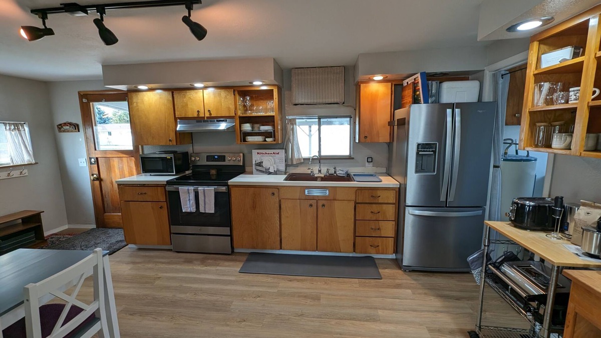 Medical Lake House | Spacious bungalow-style house with veranda, yard, and full amenities
