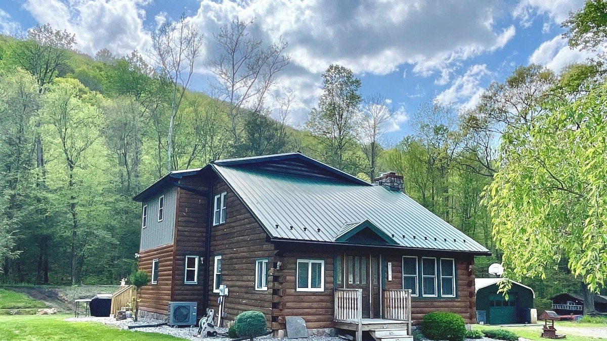 Saxton House | Spacious Cabin Retreat - EZ Boat Parking & Dog Friendly !