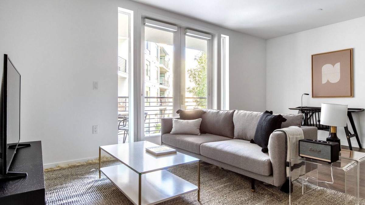 Campbell Apartment | Spacious Campbell 2BR w/Pool, Parking, walk to Groceries, by Blueground